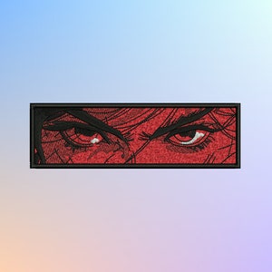 以下が含まれることがあります： 黒いまつげと眉毛のある赤い目のクローズアップが刺繍されたパッチ。目は赤い背景に置かれ、黒い縁取りで囲まれています。