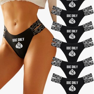 Peut inclure: Six paires de sous-vêtements en dentelle noire avec un imprimé graphique blanc d'une carte de jeu de la reine de pique et le texte "BBC ONLY".