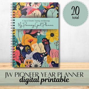 Può includere: Un'agenda a spirale con un motivo floreale colorato caratterizzato da forme gialle, rosa, arancioni e blu. Una fascia orizzontale azzurra mostra il testo: A Year of Growth, Training, and Blessings, My Pioneering Goal Planner. Un badge circolare riporta 20 total.
