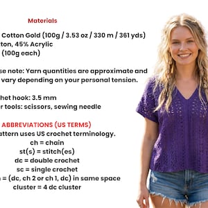 Puede incluir: Una mujer con un top morado de ganchillo con cuello en V y mangas cortas. La imagen incluye texto que detalla los materiales necesarios, incluyendo hilo Alize Cotton Gold, un ganchillo de 3,5 mm y abreviaturas para t&eacute;rminos de ganchillo estadounidenses.
