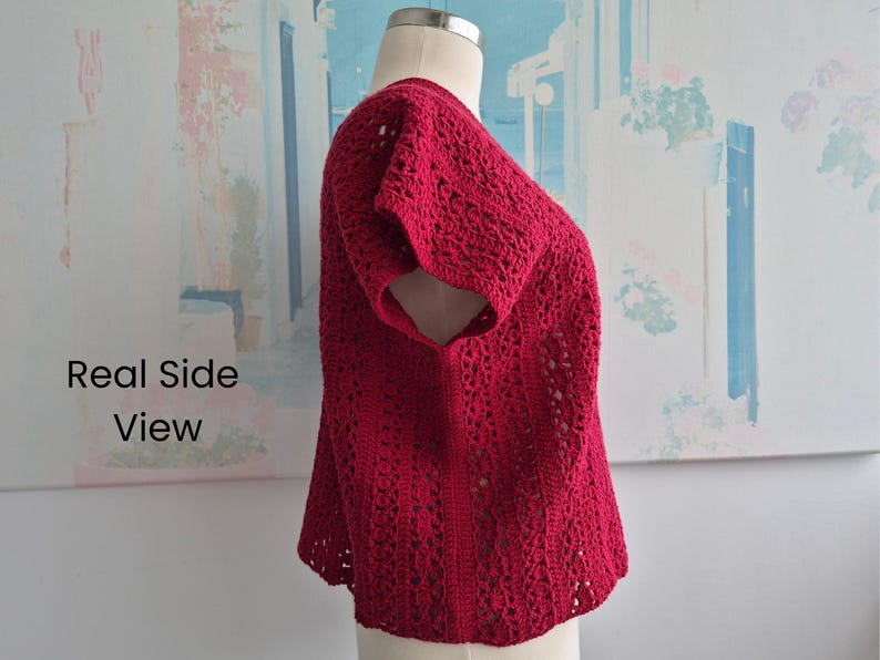Puede incluir: Un top de ganchillo rojo con mangas cortas. La prenda se exhibe en un maniqu&iacute;, mostrando el intrincado dise&ntilde;o calado. El texto "Real Side View" es visible en el lado izquierdo de la imagen.