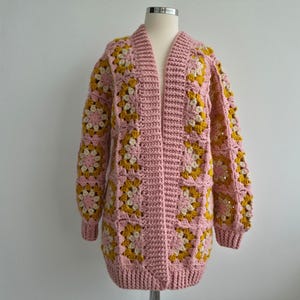 Mönster med virkad kofta för mormor och morfar i rutor: Nybörjartröja, mysig handgjord lapptäcksjacka, S-XL