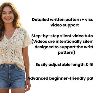 Puede incluir: Una mujer con un top de crochet crema de manga corta y cuello en V y pantalones cortos de mezclilla. El texto en el lado derecho de la imagen dice: "Patr&oacute;n escrito detallado + soporte de video visual", "Tutoriales de video silenciosos paso a paso".