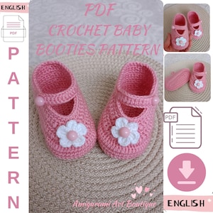 以下が含まれることがあります： ピンク色のベビー用かぎ針編みブーツ。白い花の装飾とボタン留めが特徴です。「CROCHET BABY BOOTIES PATTERN」のテキストとPDFダウンロードアイコンも含まれています。