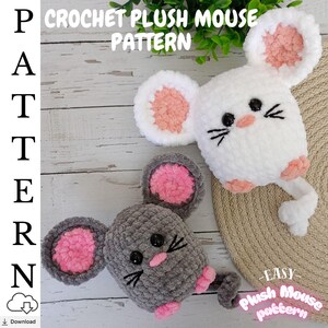 Puede incluir: Un patrón de ratón de peluche a ganchillo con dos ratones suaves y rellenos. Un ratón es blanco con orejas y pies de color rosa claro, mientras que el otro es gris con orejas y pies de color rosa brillante. Ambos tienen ojos negros y bigotes.