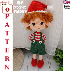 Puede incluir: Muñeca elfo de ganchillo con una camisa a rayas rojas y blancas, pantalones cortos verdes con botones blancos y zapatos rojos. El elfo tiene un gorro rojo con un pompón blanco y pelo rizado rojo. Incluye el texto "ELF Crochet Pattern".