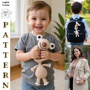 Puede incluir: Una muñeca beige de ganchillo con grandes ojos con borde blanco y una nariz marrón es sostenida por un niño. La muñeca también se muestra sujeta a una mochila y a un bolso. La palabra "PATTERN" está impresa verticalmente en el lado izquierdo de la imagen.