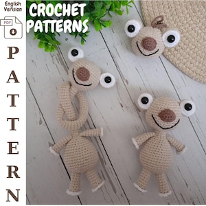 Puede incluir: Patrones de crochet con criaturas caprichosas de color beige con ojos grandes y sonrientes. El texto "CROCHET PATTERNS" se muestra en la parte superior. La palabra "PATTERN" está escrita verticalmente en el lado izquierdo.