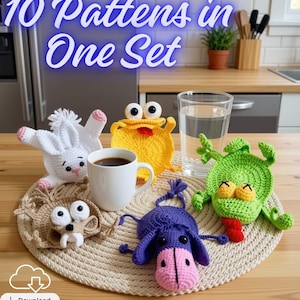 Könnte beinhalten: Ein Set aus fünf gehäkelten Tier-Untersetzern, bestehend aus einem weißen Hasen, einem gelben Frosch, einem grünen Frosch, einem beigen Wesen und einem lila Esel. Der Text 10 Pattens in One Set steht über den auf einer runden Matte liegenden Objekten.