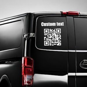 Könnte beinhalten: Schwarzer Transporter mit weißem QR-Code und dem Text "Custom text" auf der Heckscheibe. Der QR-Code ist ein quadratisches Muster aus schwarzen und weißen Quadraten. Der Transporter steht vor einem hellgrauen Hintergrund.