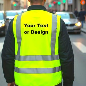 Puede incluir: Un chaleco de seguridad amarillo fluorescente con bandas plateadas reflectantes y el texto "Your Text or Design" en negro. El chaleco se lleva sobre una chaqueta oscura, personalizable.