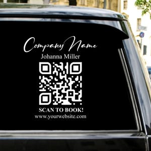 Könnte beinhalten: Weißer Aufkleber auf einer schwarzen Autoscheibe. Der Aufkleber zeigt die Worte "Company Name" in Schreibschrift, gefolgt von "Johanna Miller", einem QR-Code und dem Text "SCAN TO BOOK! www.yourwebsite.com".