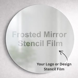 Könnte beinhalten: Eine runde, mattierte Spiegelschablonenfolie mit dem Text "Frosted Mirror Stencil Film" in der Mitte. Unter dem Text steht "Your Logo or Design Stencil Film" mit einem Pfeil, der auf den Text zeigt.
