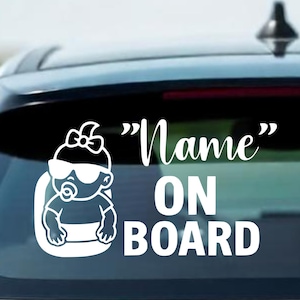 Adesivo "Bebè a bordo" con nome | Adesivi per auto personalizzati per bambino e bambina | Adesivo in vinile per lunotto posteriore | Nome desiderato bambino in macchina