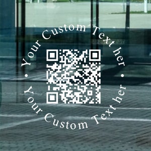Op de afbeelding: Een witte ronde sticker met een zwart-witte QR-code in het midden. De tekst "Your Custom Text Here. Your Custom Text Here." staat rondom de QR-code.