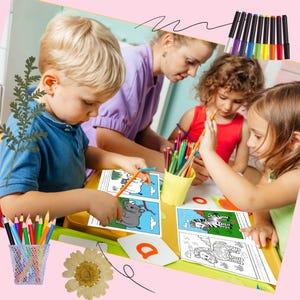 Könnte beinhalten: Kinder malen Tierbilder an einem Tisch, während eine Lehrerin sie beaufsichtigt. Buntstifte und Marker sind sichtbar. Die Zeichnungen zeigen ein Nashorn, ein Zebra und einen Löwen. Die Szene spielt in einem Klassenzimmer.