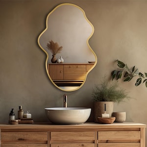 Modern badkamerontwerp met uniek gevormde spiegel, stijlvol en warm badkamerdecor in natuurlijke tinten, spiegel voor minimalistische badkamers