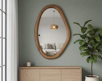 Espejo orgánico asimétrico hecho a mano con marco de madera, decoración de pared para baño moderno de mediados de siglo.