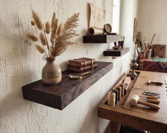Estante flotante de lujo de madera recuperada, pieza decorativa de pared artesanal de madera maciza, estilo rústico elegante.