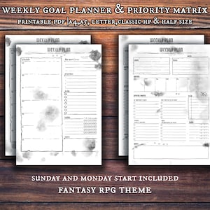 Könnte beinhalten: Zwei druckbare Wochenplaner-Seiten mit einem Fantasy-RPG-Thema. Die Seiten sind mit einem verwitterten, pergamentartigen Hintergrund gestaltet und beinhalten Abschnitte für wöchentliche Ziele, Prioritäten und To-Do-Listen. Der Text "WEEKLY GOAL PLANNER & PRIORITY MATRIX" und "SUNDAY AND MONDAY START INCLUDED" ist oben und unten auf den Seiten gedruckt.