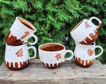 Tasses en céramique biscuits de pain d'épice avec sous-verres en bois de chêne • Tasses en poterie faites main • Ensemble de tasses en grès • Tasse à café de Noël • Idées cadeaux de Noël