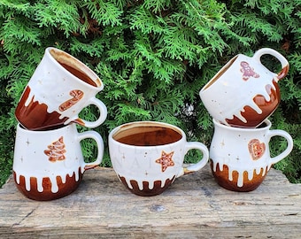 Tasses en céramique biscuits de pain d'épice avec sous-verres en bois de chêne • Tasses en poterie faites main • Ensemble de tasses en grès • Tasse à café de Noël • Idées cadeaux de Noël