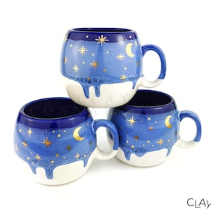 Tazas de cerámica azul y posavasos de madera maciza de roble • Tazas de cerámica navideñas hechas a mano • Juego de tazas de gres • Tazas navideñas de café • Posavasos de resina epoxi