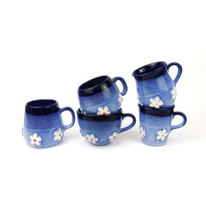 Blue Daisy Ceramic Mugs & Oak Wood Coasters • Handmade Pottery Flower Cups • Stoneware Mug Set • Garden Coffee Mugs • Christmas Gift Ideas