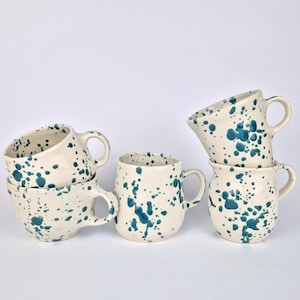 Groene gespikkelde keramische mokken • Handgemaakte aardewerk moderne kopjes • Mokkenset van Scandinavisch aardewerk • Koffiemokken met groene vlekken • Ideeën voor kerstcadeaus