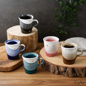 Tazze in ceramica Gold Stars con sottobicchieri in legno massello di rovere • Tazze in ceramica fatte a mano • Set di tazze in gres • Tazze per amanti del caffè • Sottobicchieri in resina epossidica
