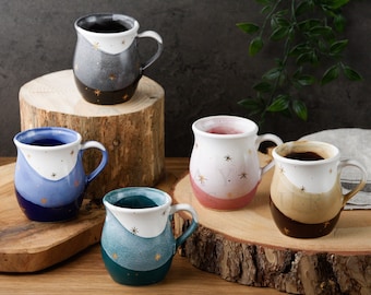 Tasses en céramique avec étoiles dorées avec sous-verres en bois de chêne massif • Tasses en poterie faites main • Ensemble de tasses en grès • Tasses amateur de café • Sous-verres en résine époxy