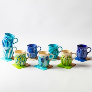 Tazas de cerámica de primavera con posavasos de madera de roble y resina • Tazas de cerámica hechas a mano • Juego de tazas de gres • Taza de café de jardín • Ideas para regalos de Navidad
