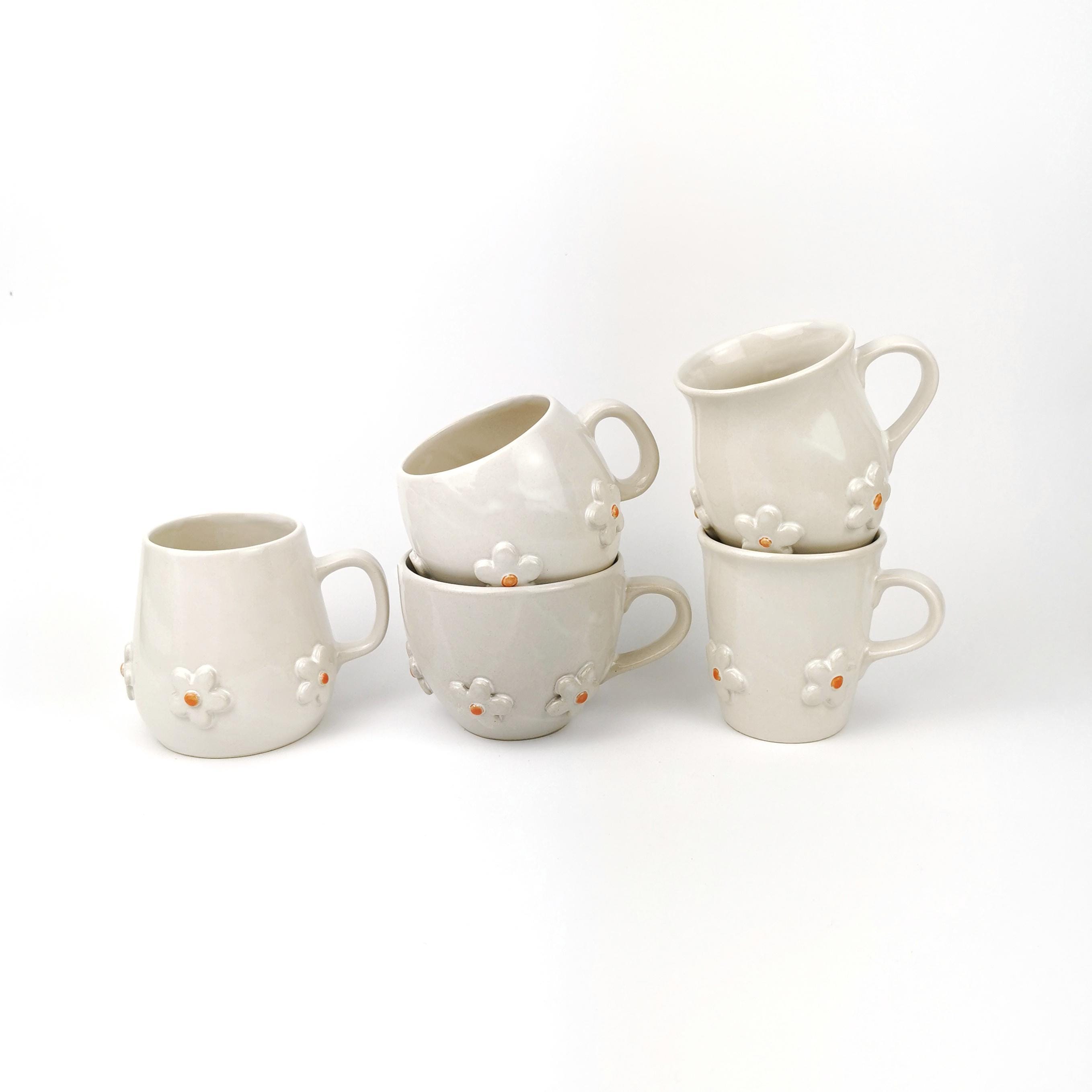 40 Festive Christmas Kitchen Decor Ideas to Spice Up Your Home: Jolly Touches for a Merry Cooking Space 28 Daisy Ceramic Mugs & Oak Wood Coasters