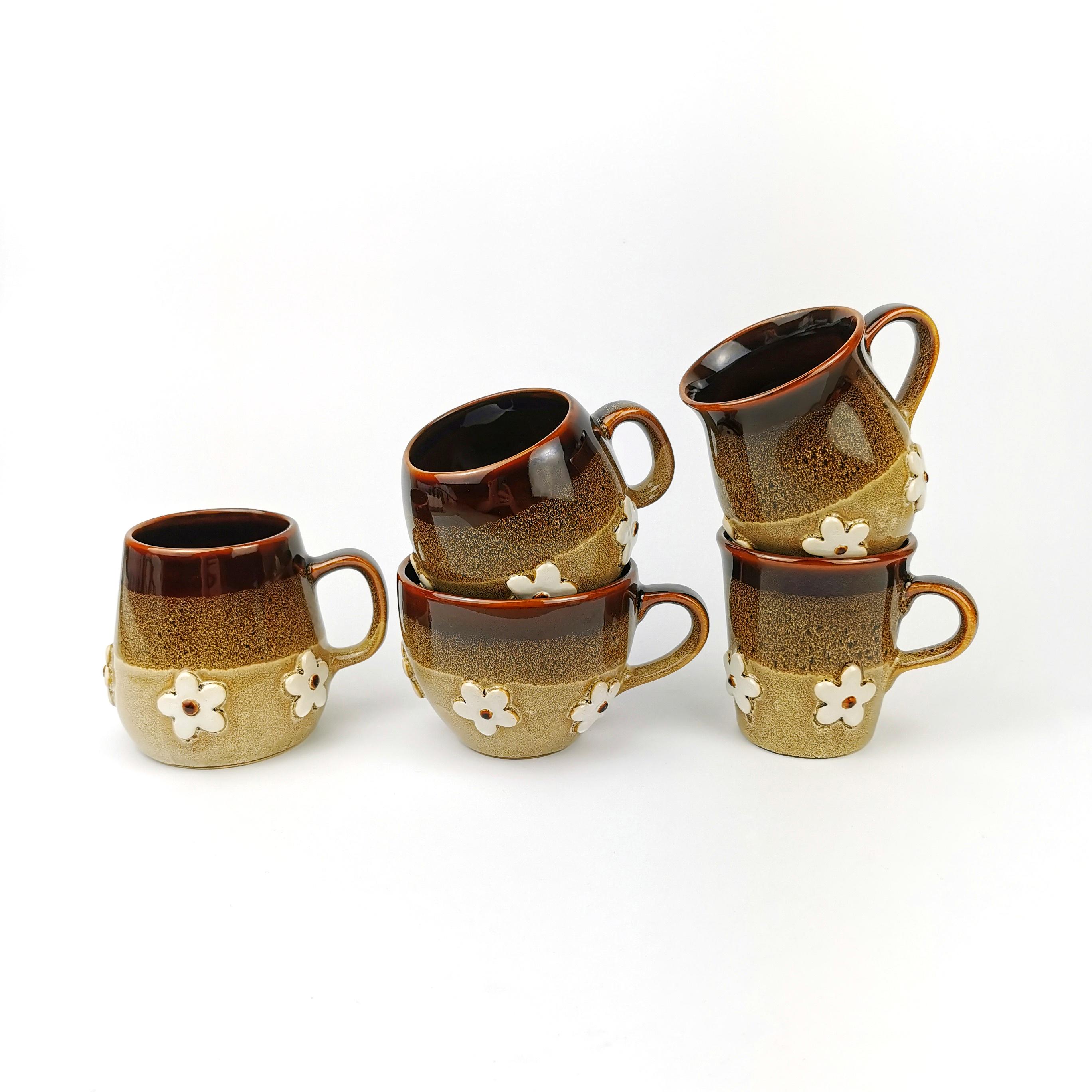 40 Festive Christmas Kitchen Decor Ideas to Spice Up Your Home: Jolly Touches for a Merry Cooking Space 24 Brown Daisy Ceramic Mugs & Oak Wood Coasters