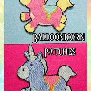 Puede incluir: Dos parches bordados para planchar con dibujos de unicornios de dibujos animados. El unicornio de la izquierda es rosa con una melena y una cola amarillas. El unicornio de la derecha es azul con una melena y una cola blancas. Ambos unicornios tienen una silla de montar amarilla y una brida azul y amarilla. El texto "BALLOONICORN PATCHES" está impreso debajo de los unicornios.