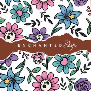 Puede incluir: Un patrón floral caprichoso con flores estilizadas en tonos rosa, azul y morado, con hojas verdes y detalles en negro. El diseño incluye el texto "ENCHANTED Skye" sobre un fondo marrón con aspecto de papel rasgado.