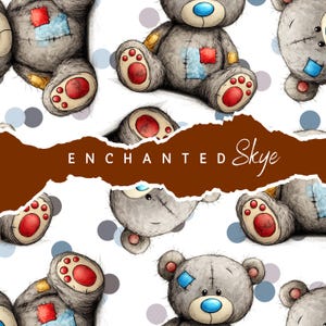Può includere: Un motivo ripetuto di orsacchiotti grigi con accenti rossi e blu. Gli orsi hanno toppe sui loro corpi e zampe. Il testo "ENCHANTED Skye" è visualizzato sull'immagine in un banner marrone.