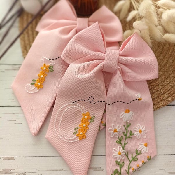 ハンドメイドリネンヘアリボン：花柄刺繍イニシャルクリップ