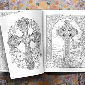 Puede incluir: Un libro para colorear con dos p&aacute;ginas que muestran intrincados dise&ntilde;os de cruces celtas. La primera p&aacute;gina presenta una cruz con un marco circular y acentos florales. La segunda p&aacute;gina muestra una cruz con un fondo de paisaje con colinas y flores.
