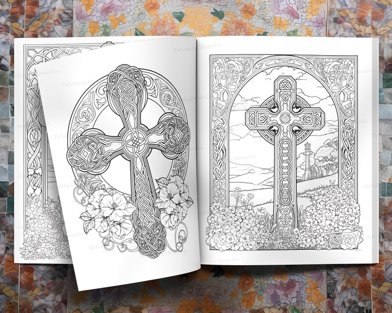Puede incluir: Un libro para colorear con dos p&aacute;ginas que muestran intrincados dise&ntilde;os de cruces celtas. La primera p&aacute;gina presenta una cruz con un marco circular y acentos florales. La segunda p&aacute;gina muestra una cruz con un fondo de paisaje con colinas y flores.