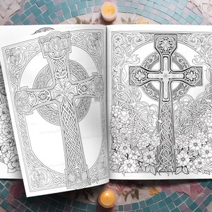 Puede incluir: Un libro para colorear con dos p&aacute;ginas que muestran intrincados dise&ntilde;os de nudos celtas en forma de cruces. Los dise&ntilde;os son detallados y complejos, con una variedad de patrones y formas.