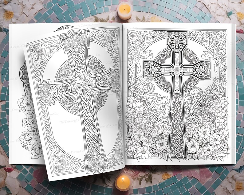 Puede incluir: Un libro para colorear con dos p&aacute;ginas que muestran intrincados dise&ntilde;os de nudos celtas en forma de cruces. Los dise&ntilde;os son detallados y complejos, con una variedad de patrones y formas.