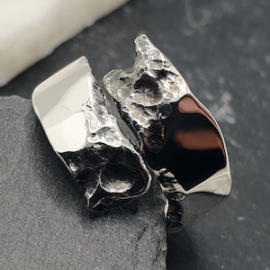 Geoxideerde, geërodeerde sterlingzilveren brutalistische bandring, Eroded Essence