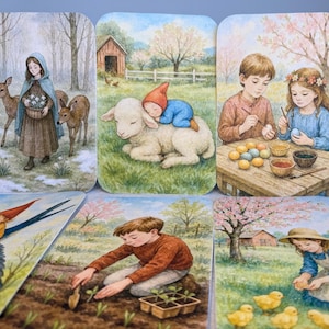 Könnte beinhalten: Eine Sammlung illustrierter Karten mit Frühlingsszenen. Eine Karte zeigt ein Mädchen mit Hirschen, eine andere ein Lamm mit einem Zwerg, und andere zeigen Kinder beim Eierbemalen, einen Zwerg mit einem Vogel, einen Jungen beim Gärtnern und ein Mädchen mit Küken.