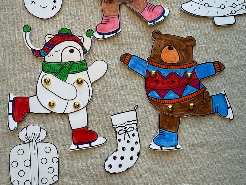 Puede incluir: Recortes de papel navide&ntilde;os dibujados a mano. Incluye un oso y un oso polar patinando sobre hielo, un regalo, un calcet&iacute;n y un &aacute;rbol de Navidad. Los osos visten ropa de invierno y patines de hielo. Los recortes son blancos con acentos coloridos.