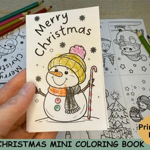 Puede incluir: Un mini libro para colorear de Navidad imprimible con un muñeco de nieve con una bufanda y un sombrero. La portada dice "Feliz Navidad" con copos de nieve y estrellas.
