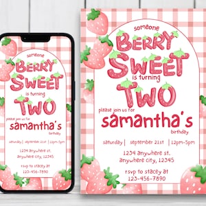Puede incluir: Un fondo de cuadros vichy rosa y blanco con un tema de fresa. El texto dice "alguien está cumpliendo Berry Sweet Dos años de Samantha" con un gráfico de fresa. La invitación incluye la fecha, la hora, la dirección y la información de RSVP.