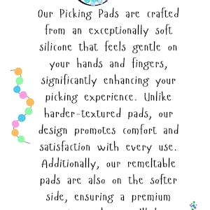 Puede incluir: Fondo blanco con texto que describe "Picking Pads" hechos de silicona suave. Las almohadillas est&aacute;n dise&ntilde;adas para ser suaves para las manos y los dedos, mejorando la experiencia de recogida. Tambi&eacute;n se muestran c&iacute;rculos decorativos con dise&ntilde;os brillantes.