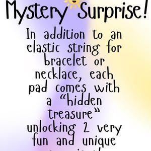 Puede incluir: Gr&aacute;fico con las palabras "Mystery Surprise!" y texto adicional que describe el producto. El texto menciona una cuerda el&aacute;stica para pulseras o collares, y un tesoro escondido con dos sorpresas &uacute;nicas. Un sol amarillo est&aacute; en la parte superior.