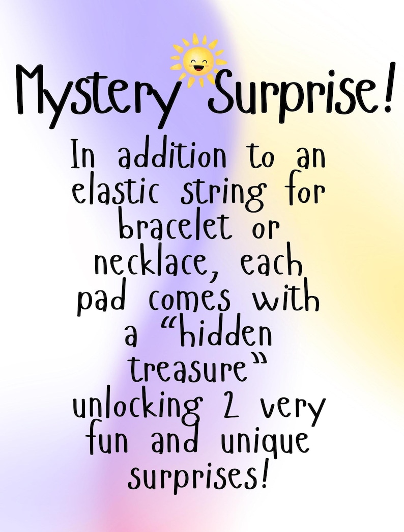 Puede incluir: Gr&aacute;fico con las palabras "Mystery Surprise!" y texto adicional que describe el producto. El texto menciona una cuerda el&aacute;stica para pulseras o collares, y un tesoro escondido con dos sorpresas &uacute;nicas. Un sol amarillo est&aacute; en la parte superior.